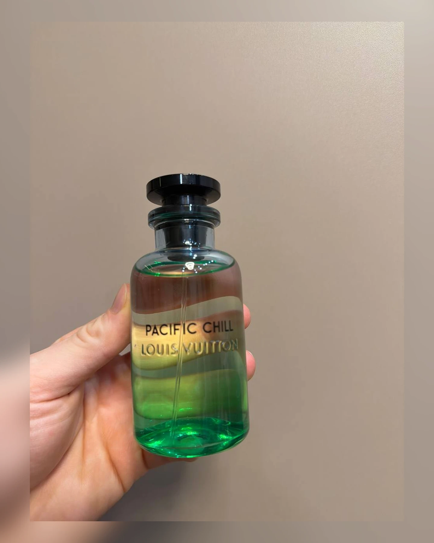 Флакон Louis Vuitton Pacific Chill в руке